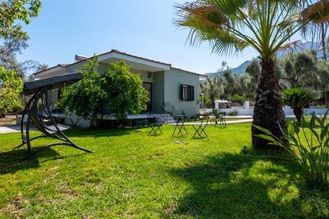 Property building, Day, Natural landscape, Garden, Garden, Garden view, sunbed