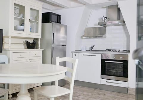 Kitchen or kitchenette, Dining area, oven, stove