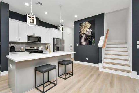 Sleeps 20 - 2 Homes - Family and Friends Fun Super house House in Houston