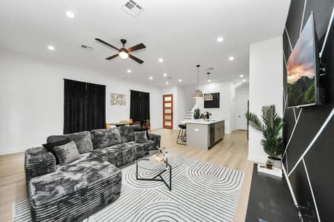 Sleeps 20 - 2 Homes - Family and Friends Fun Super house House in Houston