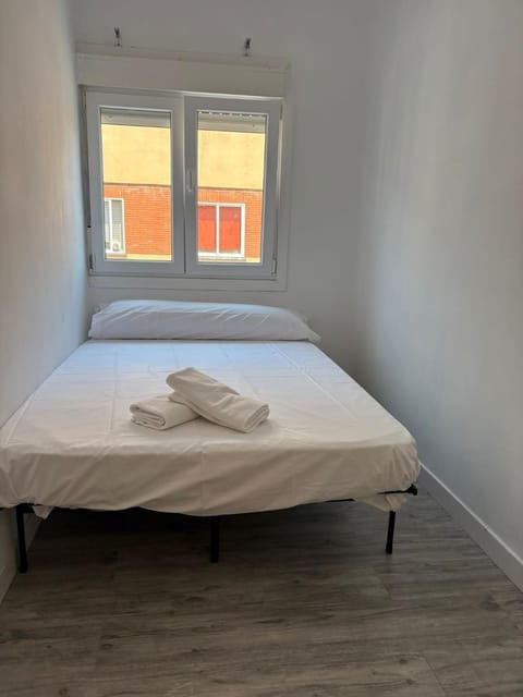 Photo of the whole room, Bedroom, towels