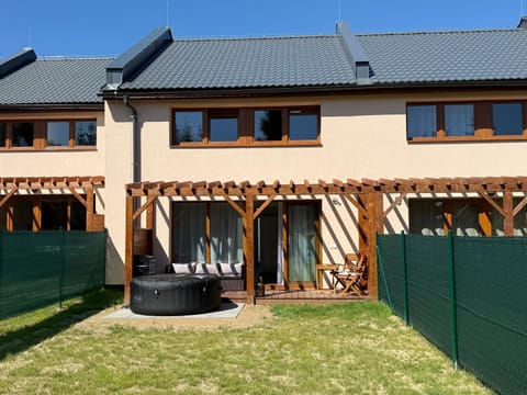 Property building, Garden, Hot Tub, Balcony/Terrace
