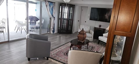 TV and multimedia, Living room, Seating area, Evening entertainment