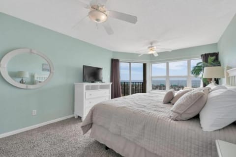 Emerald Towers West 1005 gulf views right on beach House in Okaloosa Island