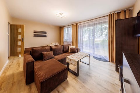 Communal lounge/ TV room, TV and multimedia, Living room, Seating area, Evening entertainment