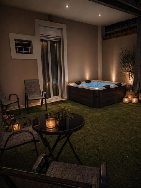 Patio, Night, Garden, Hot Tub, Seating area, Garden view, Pool view, sunbed