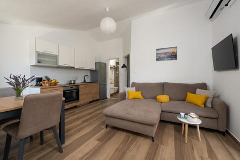 TV and multimedia, Kitchen or kitchenette, Living room, Seating area, Dining area