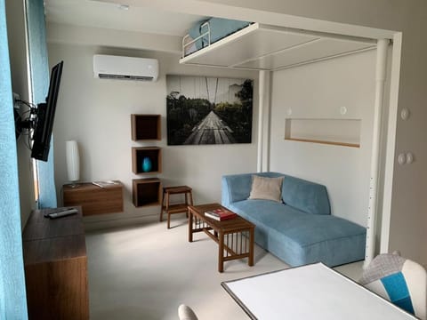 TV and multimedia, Living room, Seating area, air conditioner