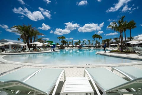 Day, Swimming pool, sunbed