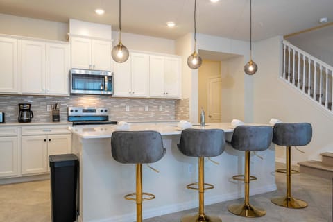 Luxury 5BR Villa with Private Pool, Themed Bedrooms & Sophisticated Design House in Four Corners