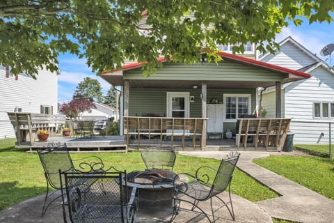 Home Port - Spacious Retreat in Prime Location home House in Davis