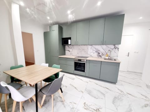 Kitchen or kitchenette, Dining area, dishwasher, oven, stove