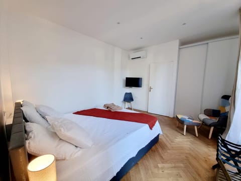 TV and multimedia, Photo of the whole room, Bedroom, wardrobe, air conditioner