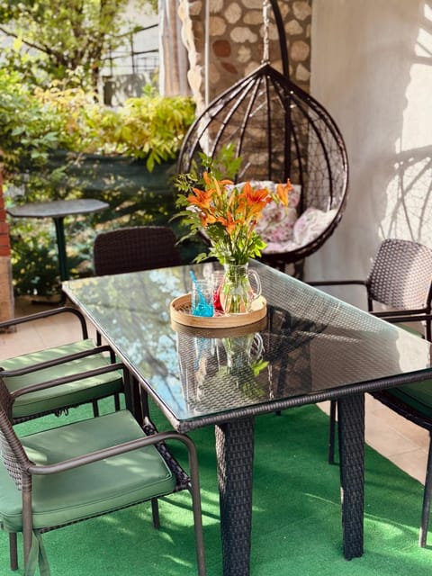 Garden, Food and drinks, Seating area, Dining area