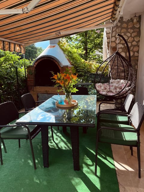 Garden, Seating area, Dining area