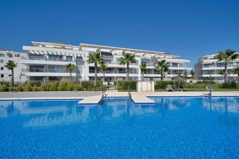 Property building, Day, Pool view, Swimming pool, sunbed
