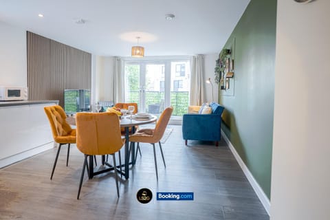 TV and multimedia, Kitchen or kitchenette, Living room, Seating area, Dining area