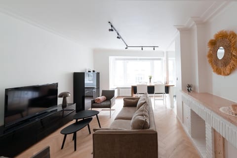 Property building, TV and multimedia, Living room, Seating area