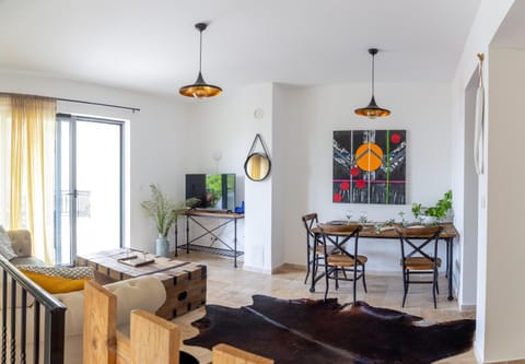 Kitchen or kitchenette, Living room, Seating area, Dining area