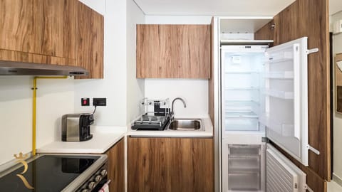 Coffee/tea facilities, Kitchen or kitchenette, stove