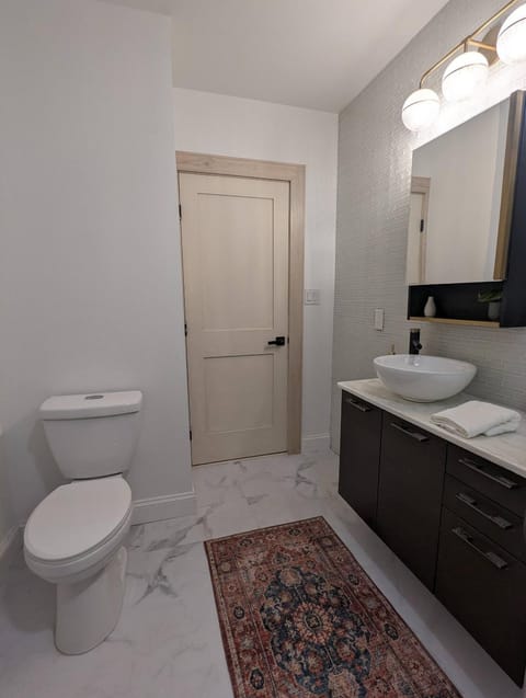 Property building, Staff, Decorative detail, Bedroom