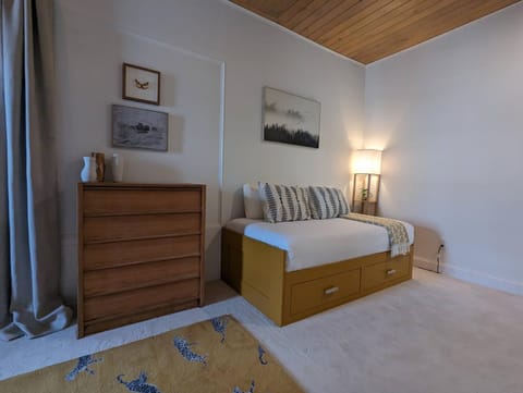 Bed, Photo of the whole room, Decorative detail, Bedroom