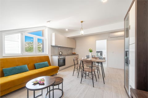 View (from property/room), Kitchen or kitchenette, Living room, Dining area, oven, stove
