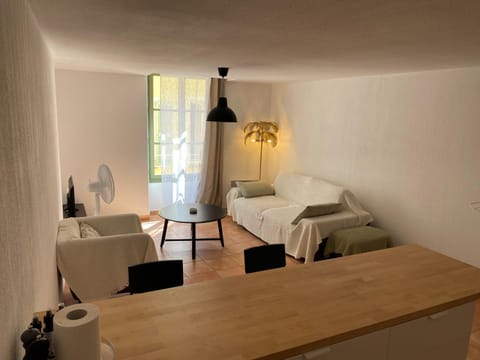 Bed, Living room