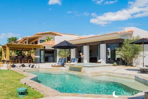 Property building, Patio, Day, Swimming pool, Swimming pool, sunbed