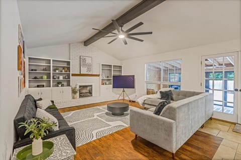 TV and multimedia, Living room, Seating area, fireplace