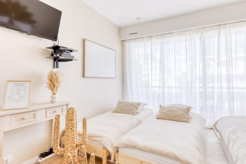 Bed, TV and multimedia, Living room, Seating area, group of guests, internet