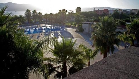 Day, Pool view