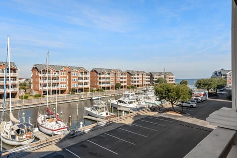 Shallowbag Bay 704 Apartment in Manteo