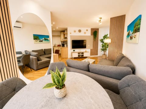 Communal lounge/ TV room, TV and multimedia, Living room, Seating area, Evening entertainment