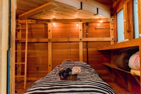 Blue Storefront 2ksqft, Arcade,Pooltable,Foosball House in West Allis