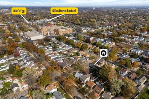 Blue Storefront 2ksqft, Arcade,Pooltable,Foosball House in West Allis