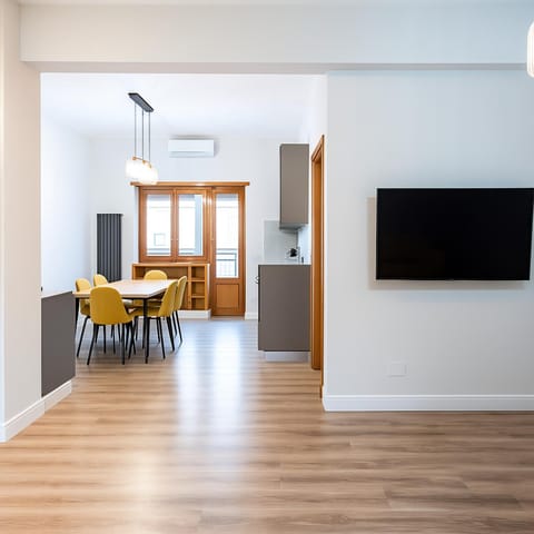 Communal lounge/ TV room, TV and multimedia, Living room, Seating area, Dining area, Evening entertainment