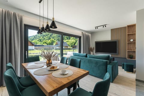 Communal lounge/ TV room, TV and multimedia, Living room, Seating area, Dining area, Evening entertainment