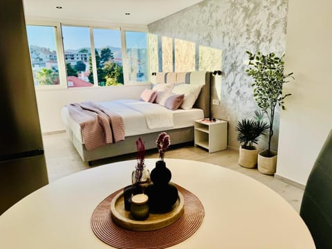 Bed, Seating area