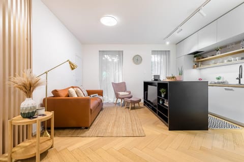 Kitchen or kitchenette, Living room, Seating area, Dining area, oven