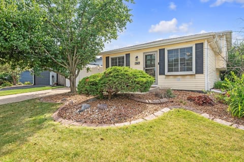 Modern Retreat with Private Pool & Yard, 10 mins to Tinley Ampitheatre home House in Tinley Park