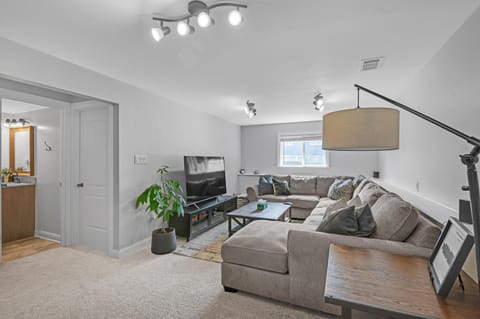 Modern Retreat with Private Pool & Yard, 10 mins to Tinley Ampitheatre home House in Tinley Park