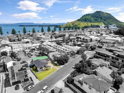 Neighbourhood, Bird's eye view, Mountain view