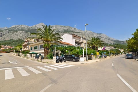 Neighbourhood, Natural landscape, Street view, Parking