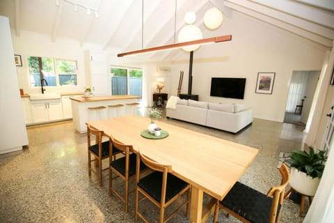 TV and multimedia, Kitchen or kitchenette, Living room, Seating area, Dining area, heating, air conditioner