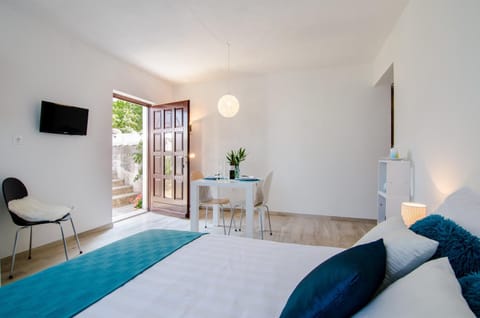Bed, Day, Photo of the whole room, Decorative detail, On site, Food