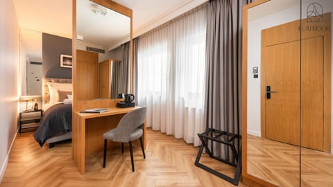 Bed, Photo of the whole room, Alcoholic drinks, wardrobe