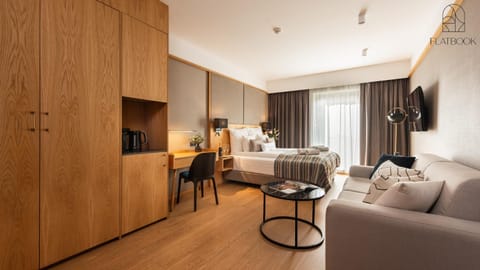 Bed, TV and multimedia, Coffee/tea facilities, Photo of the whole room, Seating area, Dining area, towels, wardrobe