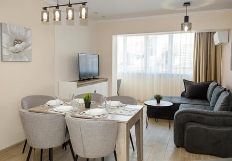 TV and multimedia, Living room, Seating area, Dining area
