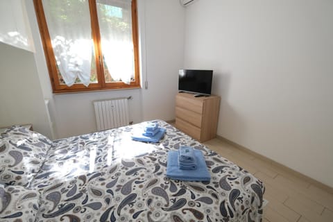 TV and multimedia, Photo of the whole room, Bedroom, towels